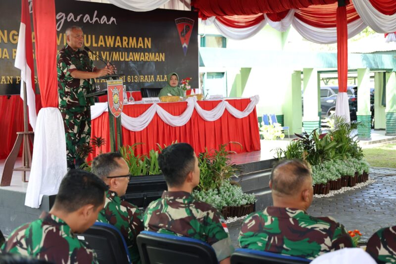 Pangdam VI/Mulawarman Beri Motivasi Keluarga Besar Yonif 613/Rja Jelang Penugasan Papua