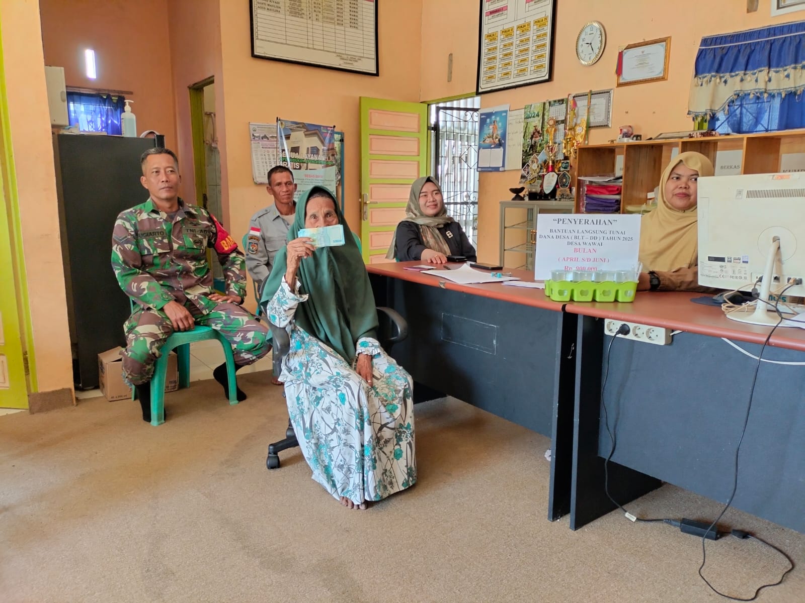 Babinsa dan Bhabinkamtibmas Dampingi, Penyaluran BLT di Desa Wawai