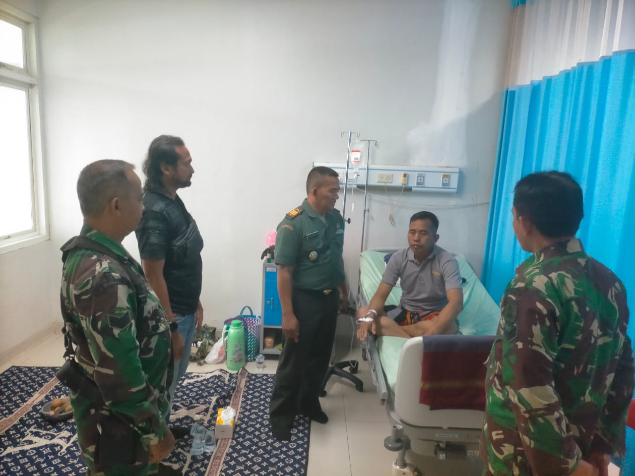 Jenguk Anggota Sakit, Danramil Labuan Amas Utara Beri Dukungan Moril