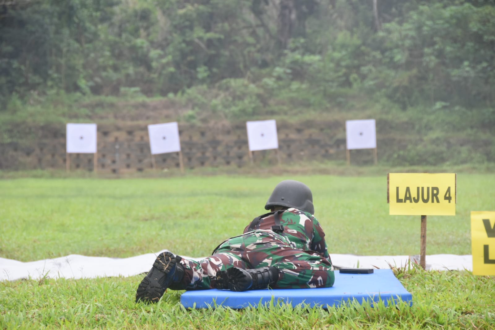 Jaga Kemahiran, Prajurit Kodim 1002/HST Ikuti Latihan Menembak Senapan dan Pistol