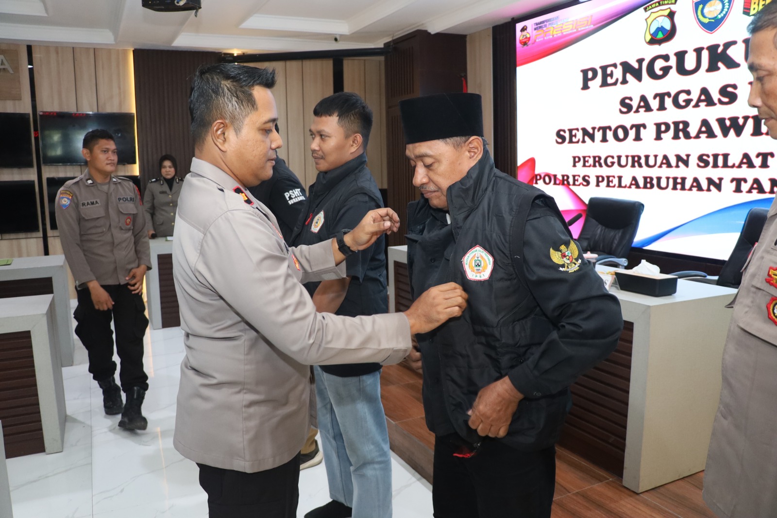 Polres Pelabuhan Tanjungperak Kukuhkan Satgas Sentot Prawirodirdjo Amankan Malam Satu Suro