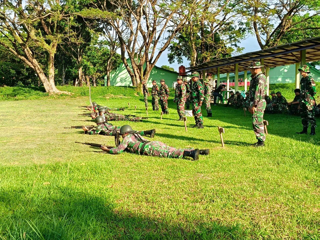 Asah Kemampuan Tempur, Personel Kodim 1009/Tanah Laut Latihan Menembak