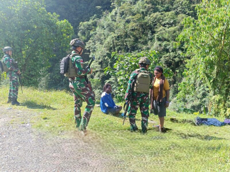 Satgas Yonif 611/Awl, Melalui Komsos Pererat Silaturahmi TNI-Warga