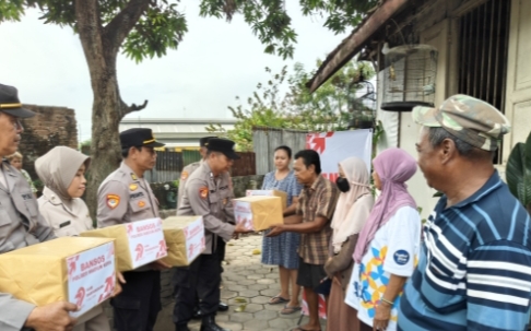 Senyum Renyah Warga Terima Bantuan Polres Madiun Kota di Hari Bhayangkara ke -79