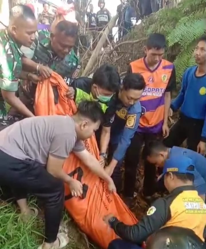 Mayat Ditemukan di Sungai Barabai, Babinsa dan Warga Sigap Bantu Evakuasi