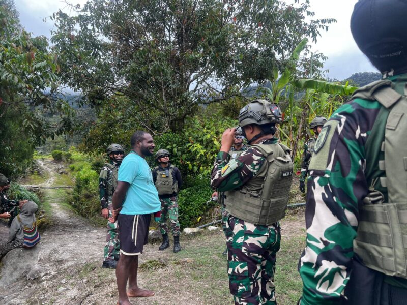 Wujud Kepedulian Dengan Warga, Satgas Yonif 611/Awang long Gelar Komsos di Kampung Jila