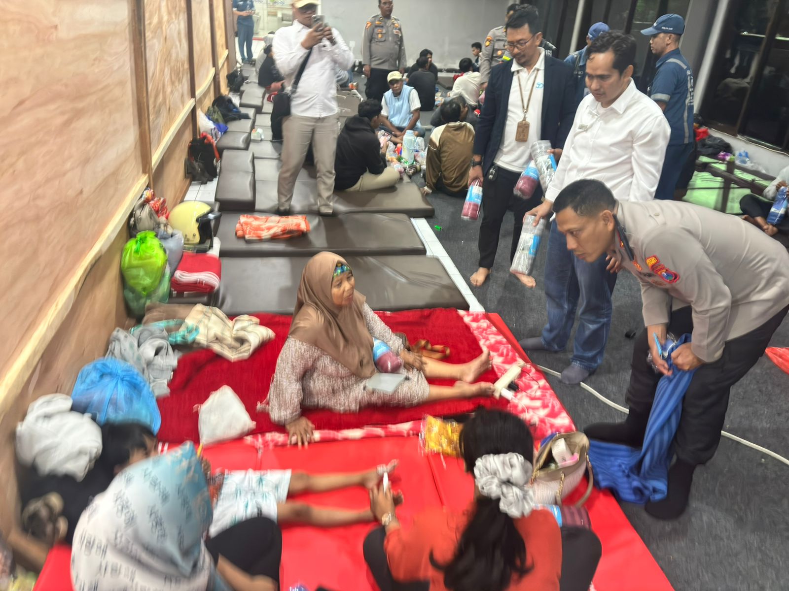 Polresta Banyuwangi dan ASDP Beri Puluhan Selimut dan Matras di Posko Ketapang untuk Keluarga Korban KMP Tunu Pratama