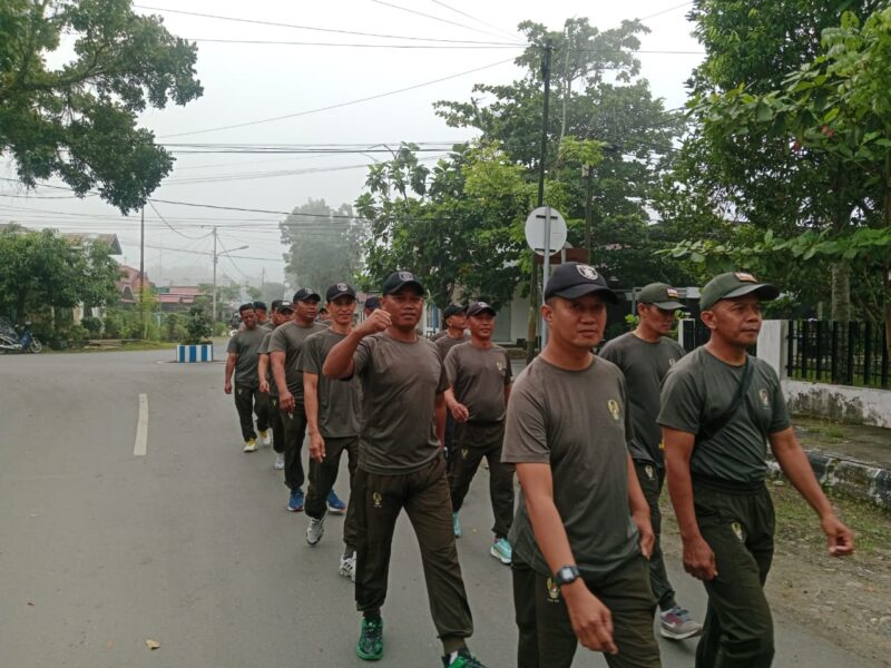 Anggota Kodim 1002/HST Gelar Jalan Santai untuk Jaga Kebugaran