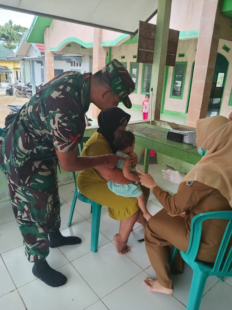 Bantu Kelancaran Kegiatan Posyandu Personel Kodim 1009/Tla Dampingi Petugas Di Puskesmas