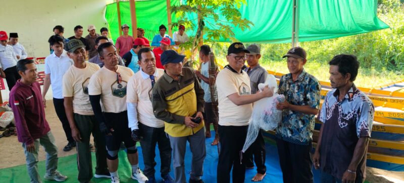 Danramil 1008-06/Banua Lawas Hadiri, Penyerahan Simbolis Bantuan Alat Perikanan di Desa Bangkiling