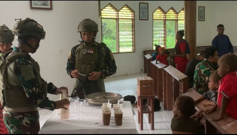 Perkuat Kebersamaan, Satgas Yonif 611/Awl Berbagi Makanan Dengan Masyarakat Nayaro