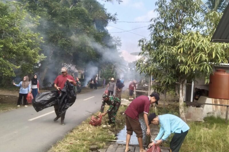 Babinsa Haruyan Berbaur Bersama Warga Dalam Aksi Bersih-Bersih Desa