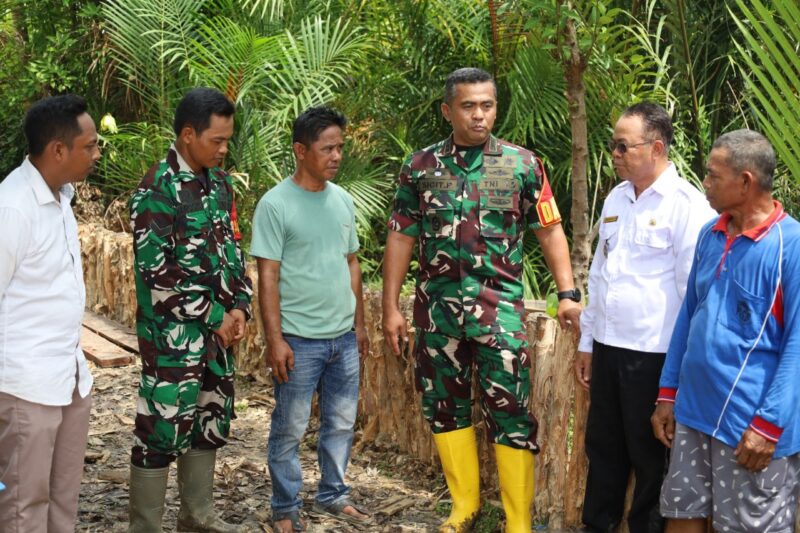 DANSATGAS TMMD KE-125 KODIM 1007/BANJARMASIN CEK LANGSUNG PEMBUATAN JEMBATAN DI LOKASI TMMD