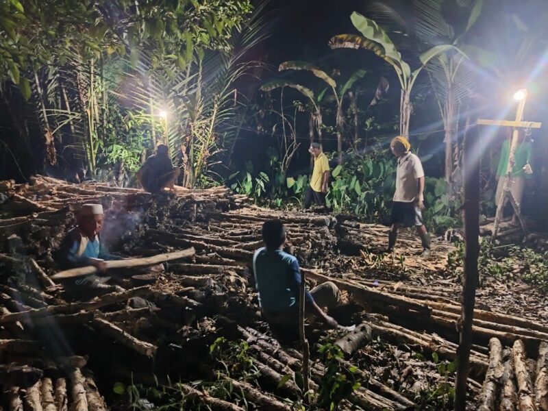 Satgas TMMD ke-125 Kodim 1007/Banjarmasin dan Warga Lanjutkan Pemasangan Siring Galam di Malam Hari