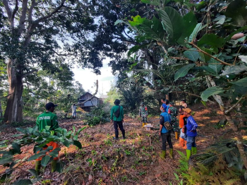 Koramil Labuan Amas Utara Gandeng Warga Kasarangan Bersihkan Sungai