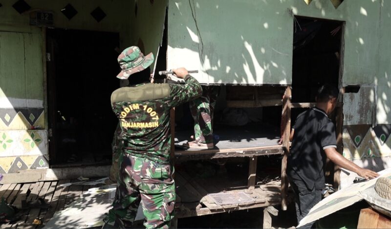 Pagi Cerah, Satgas TMMD Ke-125 Kodim 1007/Banjarmasin Mulai Rehab Rumah Warga di Kuin Kecil