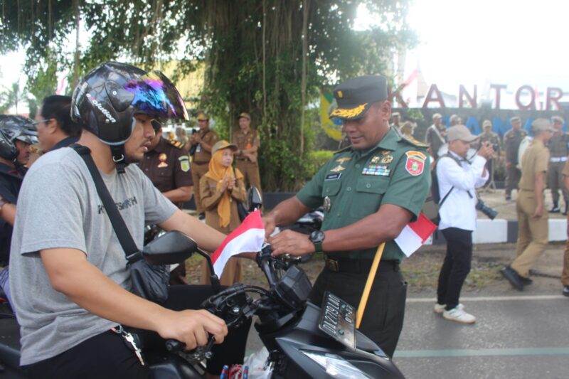 Kasdim 1009/Tanah Laut Menghadiri Pencanangan Gerakan Pembagian Bendera Merah Putih Tahun 2025