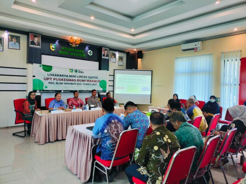 Dukung Program Kesehatan Masyarakat, Sertu Ilman Sahid Menghadiri Lokakarya Mini Lintas Sektoral Oleh UPT Puskesmas Bumi Makmur