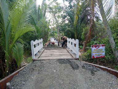 Satgas TMMD ke-125 Kodim 1007/Banjarmasin Cat Jembatan di Kuin Kecil, Warga Senang