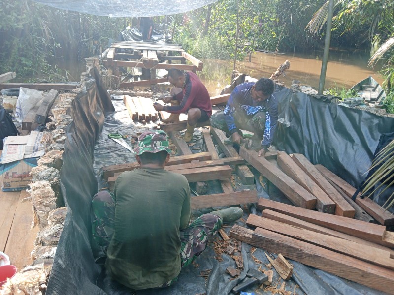Satgas TMMD ke-125 Kodim 1007/Banjarmasin Lanjutkan Perbaikan Jembatan di Kuin Kecil