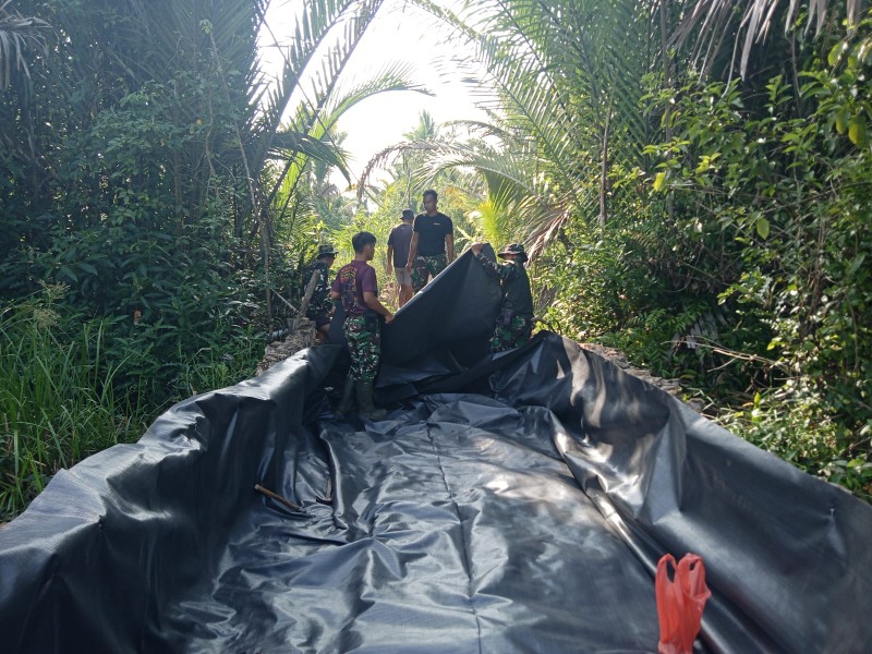 Tahapan Pemasangan Biotek Terus Berlanjut dengan Penuh Semangat oleh Satgas TMMD ke-125 Kodim 1007/Banjarmasin