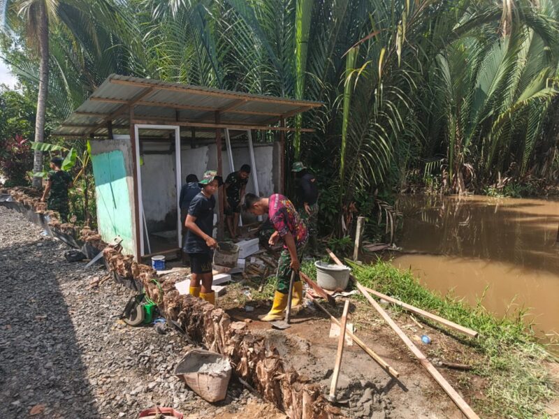 Satgas TMMD ke-125 Kodim 1007/Banjarmasin Masuki Tahap Pemasangan Dinding dan Pintu MCK di Kuin Kecil
