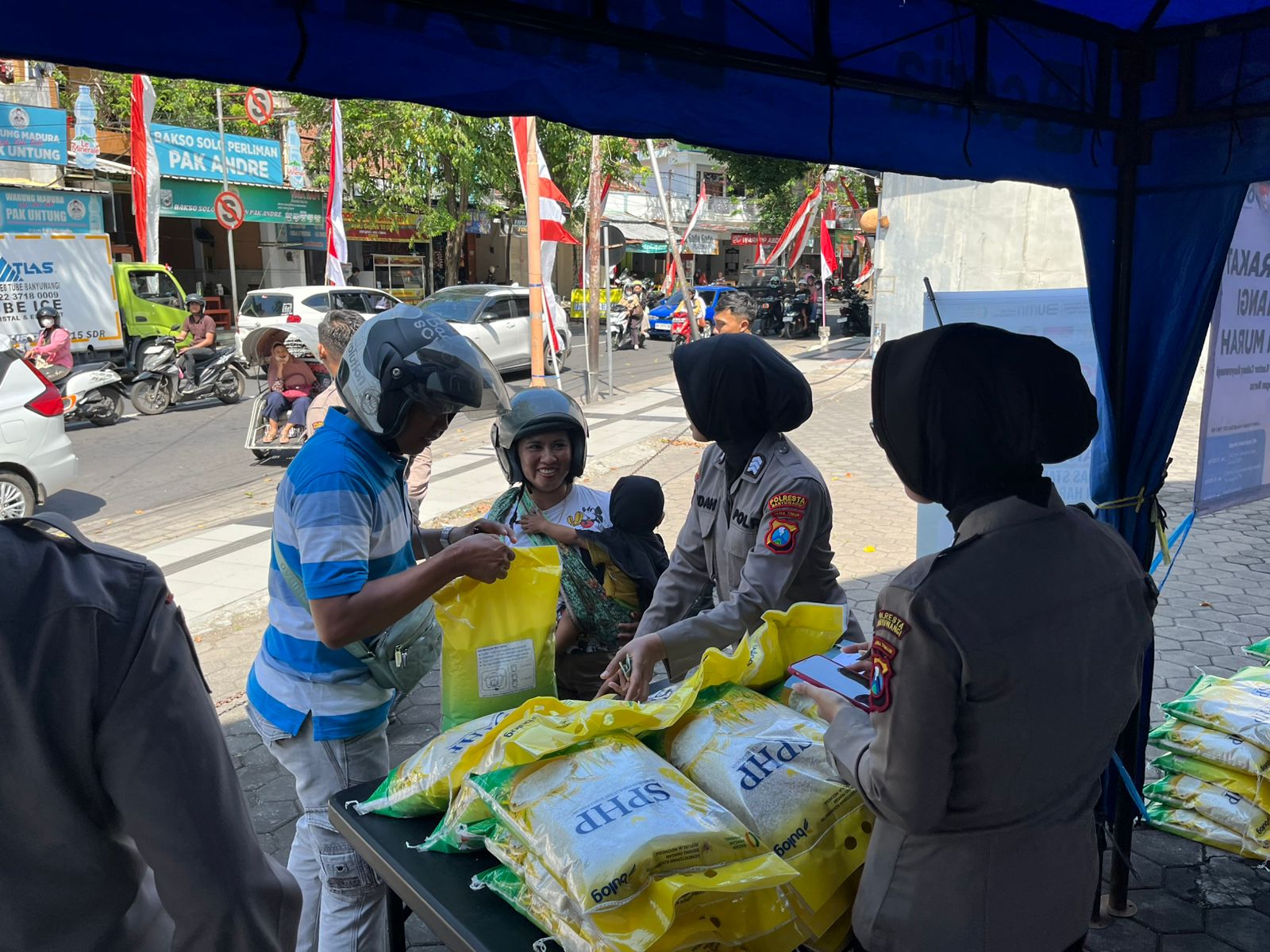 Kolaborasi Polisi dan Bulog Gelontorkan 108 Ton Beras Murah di Banyuwangi