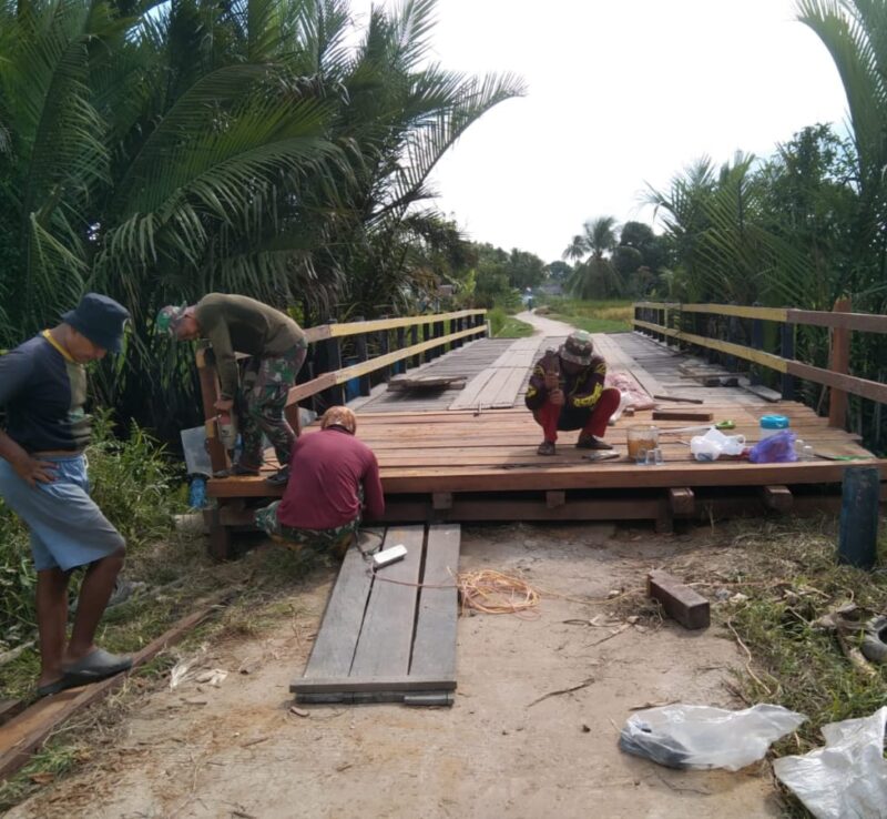 Satgas TMMD ke-125 Kodim 1007/Banjarmasin Lanjutkan Rehabilitasi Jembatan di Kuin Kecil