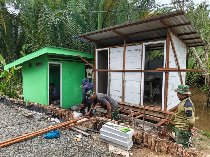 Kebersamaan Satgas TMMD dan Warga dalam Pembangunan MCK