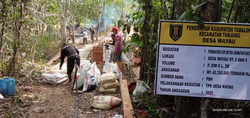 Sertu Supriyanto Turun Tangan Bantu Warga Bangun Jalan Akses Perkebunan