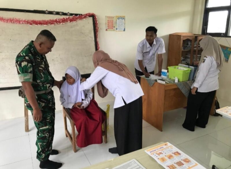 Babinsa Koramil 1009-05/Kurau Dampingi Petugas Kesehatan Melaksanakan Kegiatan Program Bulan Imunisasi Anak