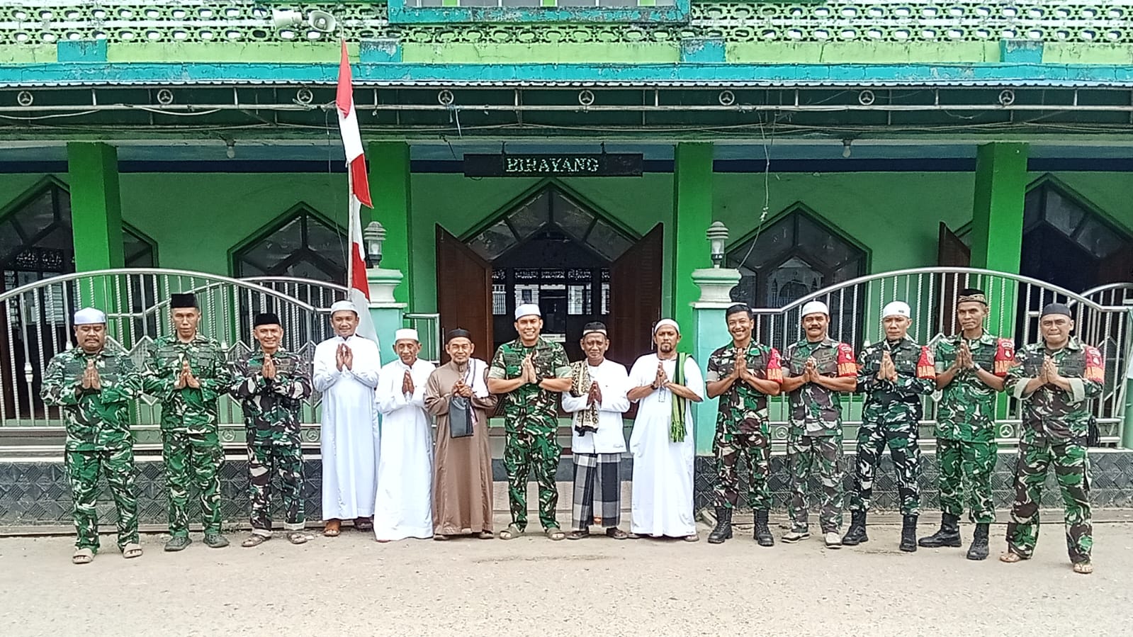 Dekat dengan Rakyat, Dandim 1002/HST Sholat Jumat dan Berbagi di Masjid Al Munawwar