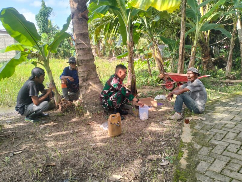 Babinsa Koramil 1002-01/Batang Alai Selatan Jalin Kedekatan Lewat Komsos di Desa Limbar