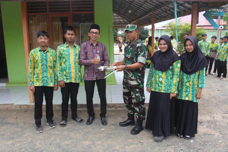 Pastikan Tepat Sasaran Danramil 1009-02/Pelaihari Beserta Anggota Dampingi Penyaluran Program MBG