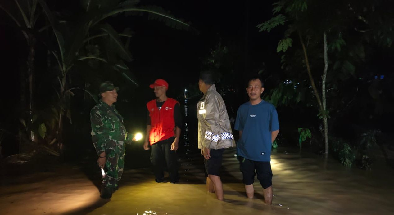 Banjir Bandang dan Longsor Terjang Lampung Barat, Polisi Evakuasi Warga Hingga Tengah Malam