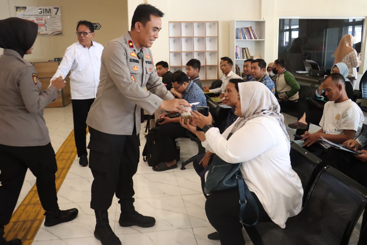 Bagikan Makanan, Polres Mojokerto Kota Hadirkan Layanan Humanis di Loket SKCK