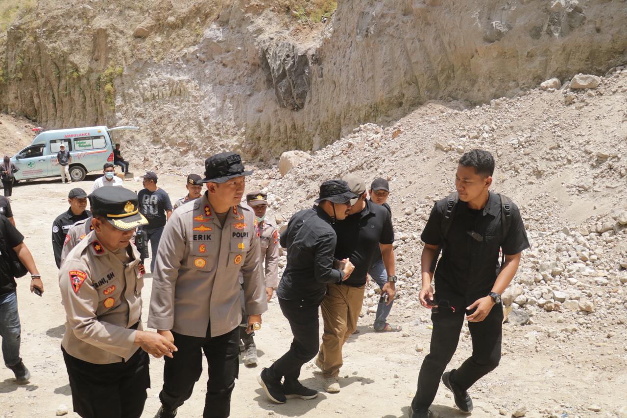 Tim SAR Gabungan Polres Magetan Berhasil Evakuasi Korban Longsor Tambang Trosono