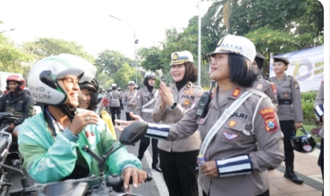 Gatur Lalin Sambil Berbagi Helm dan Cokelat Polwan Polda Jatim Peringati Hari Jadi Polisi Wanita ke 77