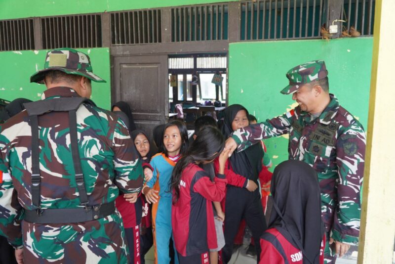 Siswa SD Sambut Hangat Kunjungan Kasi Ter Kasrem 121/Abw di Lokasi TMMD Regtas Ke-126 Kodim 1208/Sambas