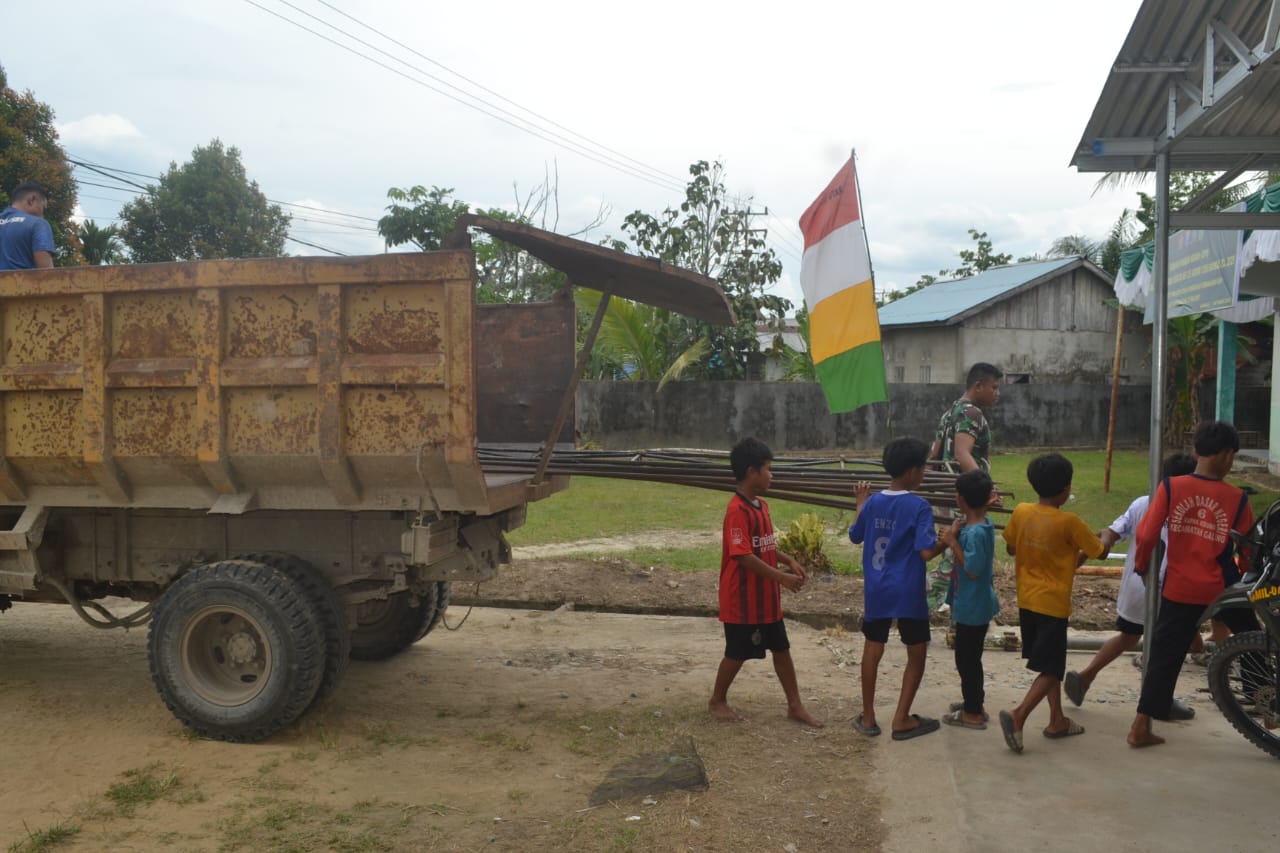 Anak-Anak Bantu Satgas TMMD Angkat Besi Tenda Pasca Pembukaan TMMD Regtas ke-126 Kodim 1208/Sambas