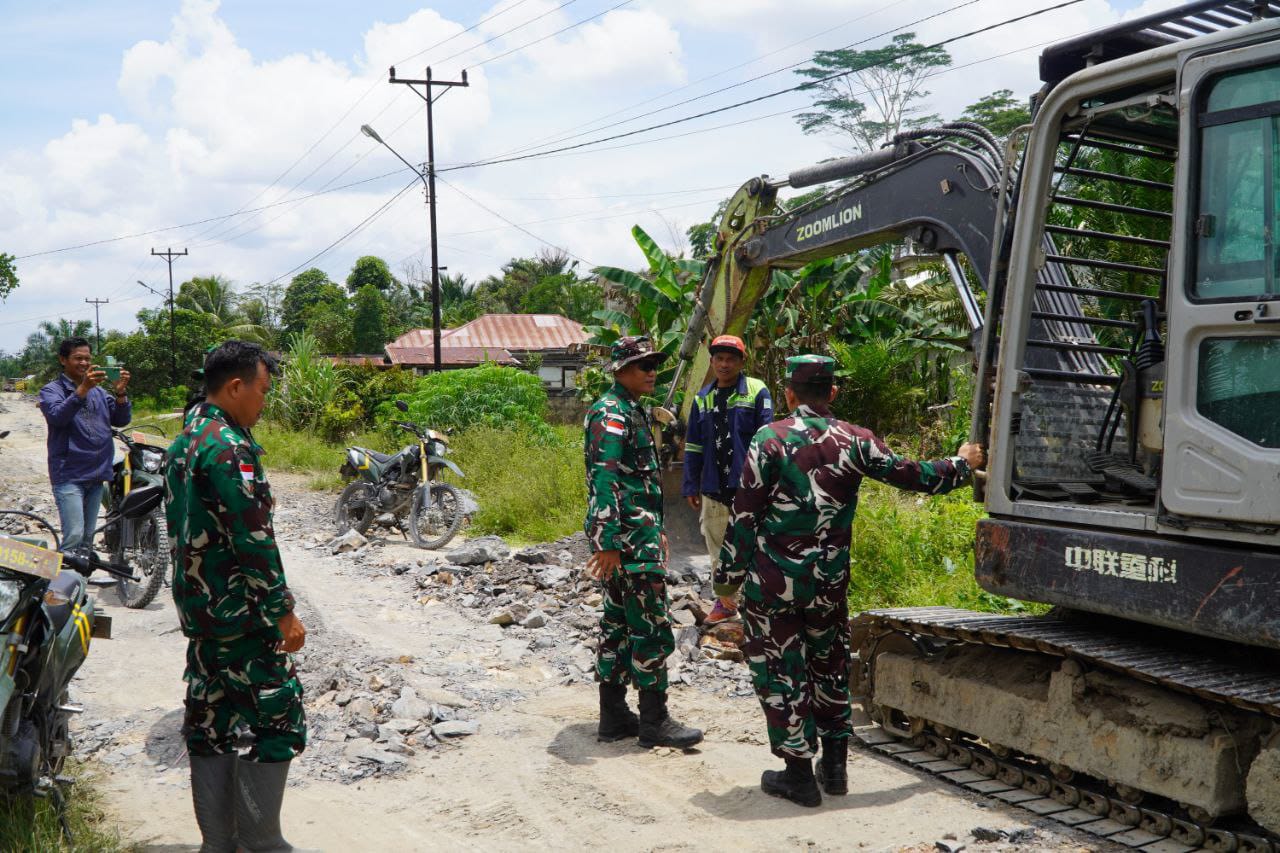 Dan Satgas Dampingi Kasi Ter Kasrem 121/Abw Tinjau Penimbunan Jalan Sepanjang 2.000 Meter di Lokasi TMMD ke-126 Kodim 1208/Sambas