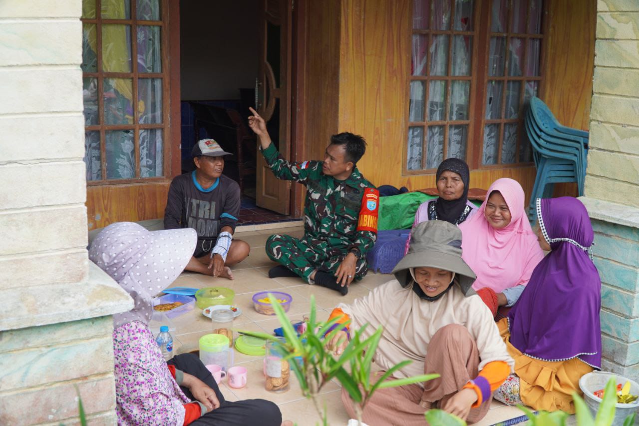 Satgas TMMD Ke-126 Kodim 1208/Sambas Gelar Komsos Dengan Warga Desa Ratu Sepudak