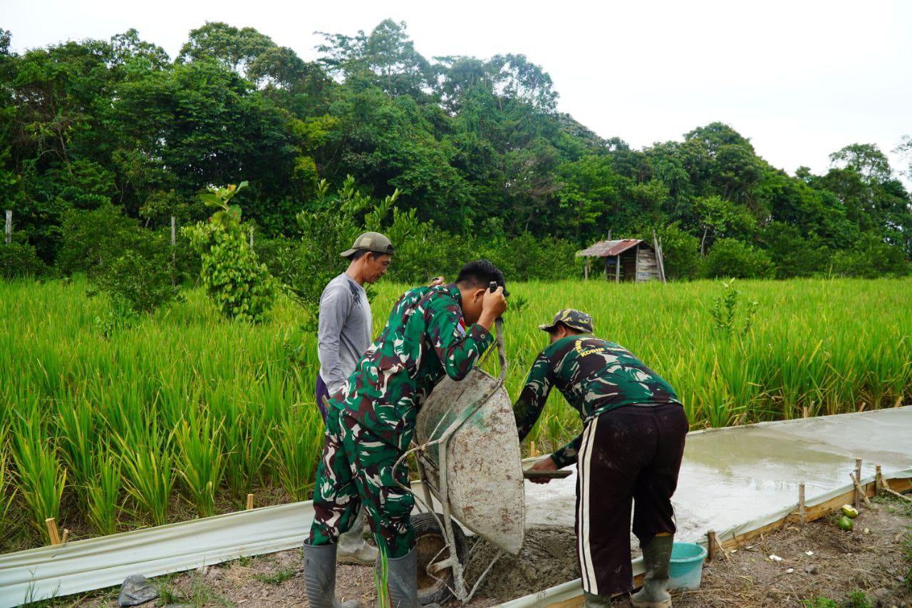 Satgas TMMD REGTAS ke-126 Kodim 1208/Sambas Laksanakan Pengecoran Jalan Rabat Beton Desa Ratu Sepudak