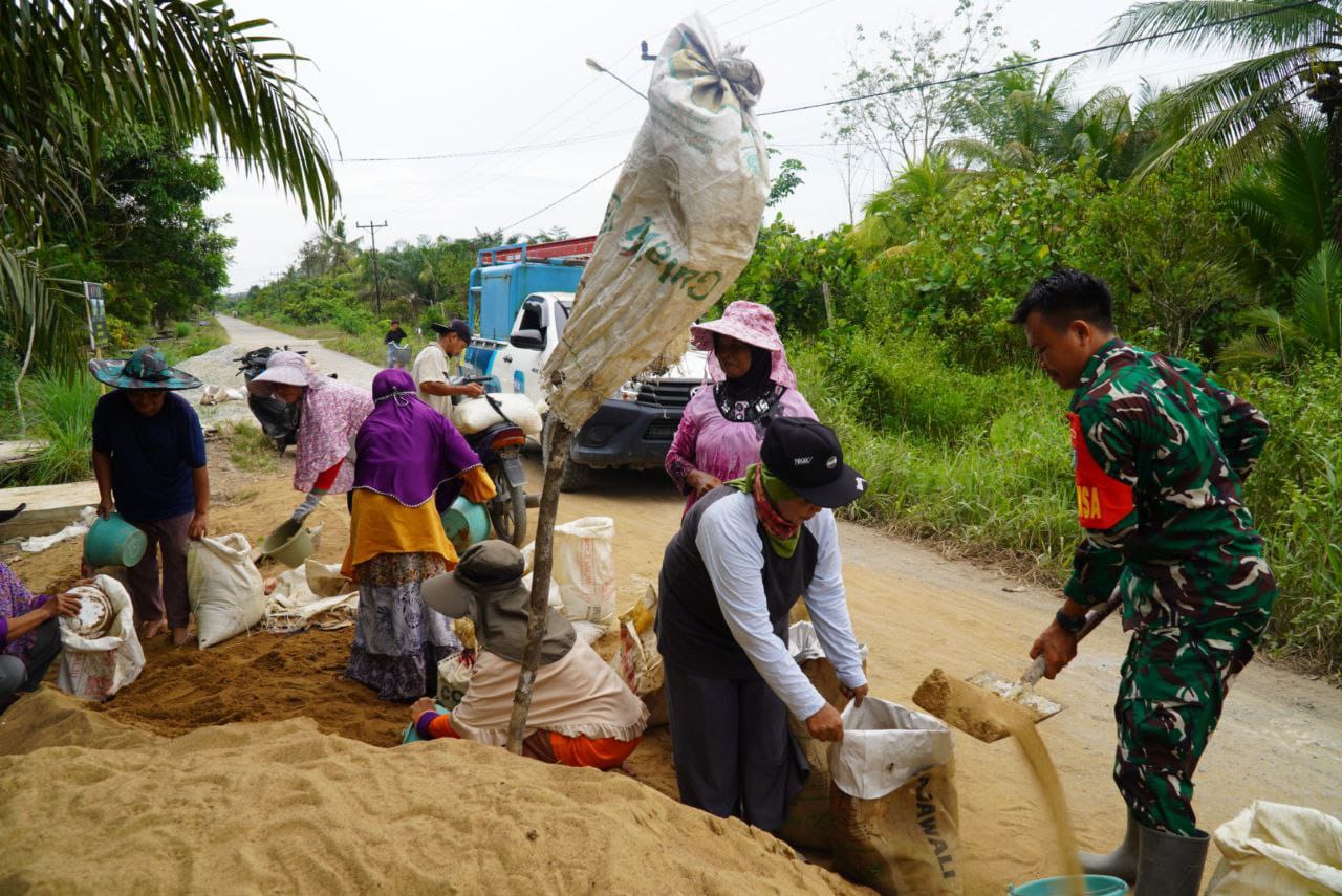 Satgas TMMD Regtas ke-126 Kodim 1208/Sambas Gunakan Mesin Molen Untuk Pengecoran Rabat Beton