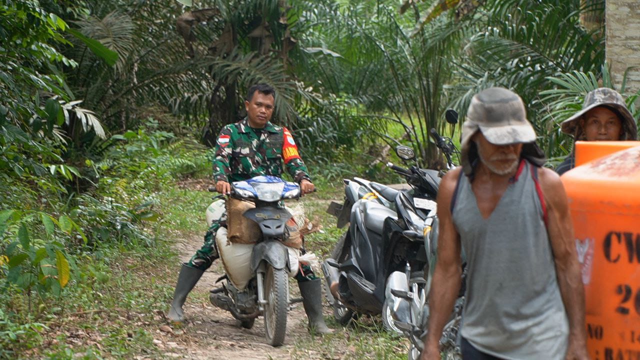 Gunakan Motor Salah Satu Cara Satgas TMMD REGTAS ke-126 Kodim 1208/Sambas Angkut Material Cor Rabat Beton