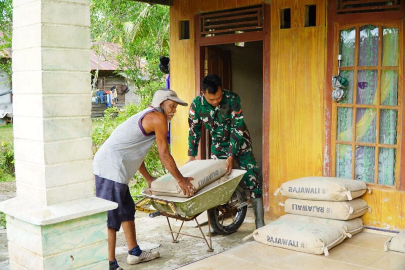 Satgas TMMD Regtas ke-126 Kodim 1208/Sambas Amankan Material Semen dari Hujan