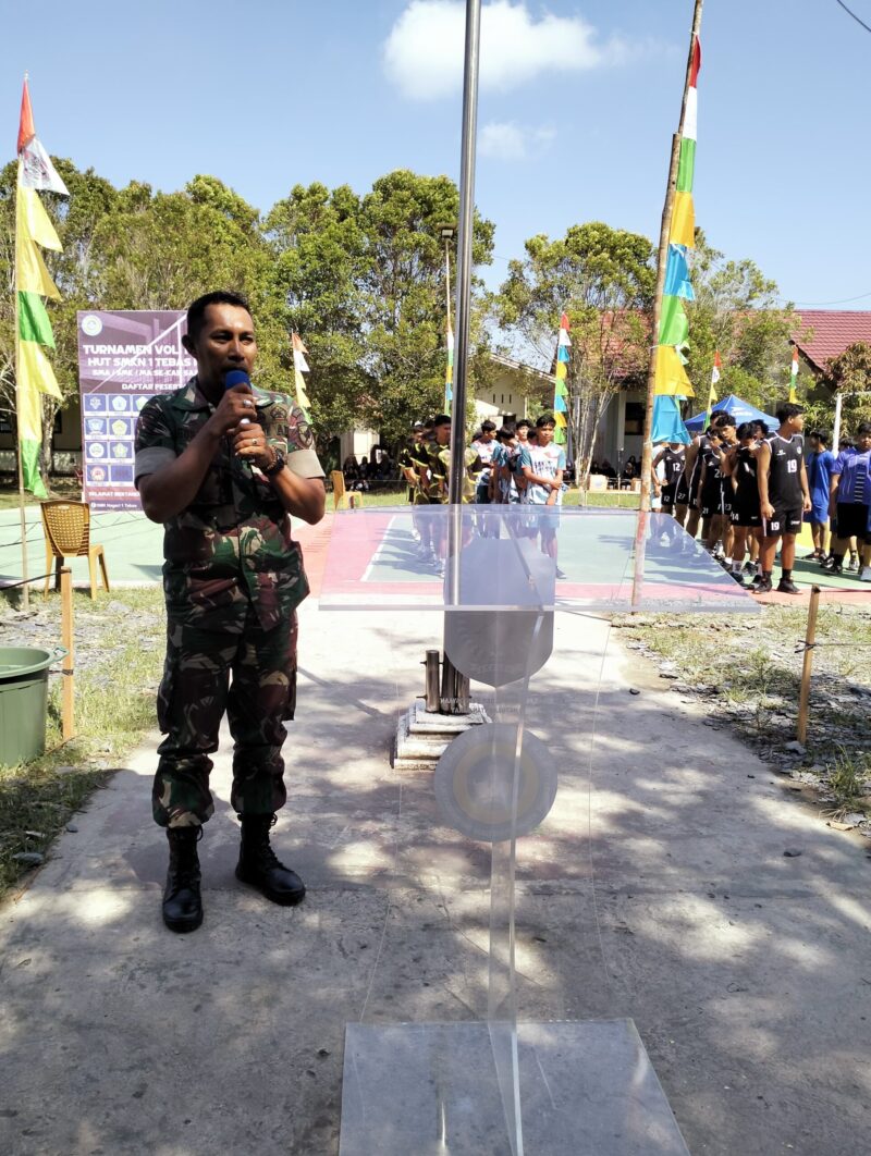 Anggota Koramil 1208-03/Tebas Hadiri Pembukaan Bola Voli Tingkat SMA