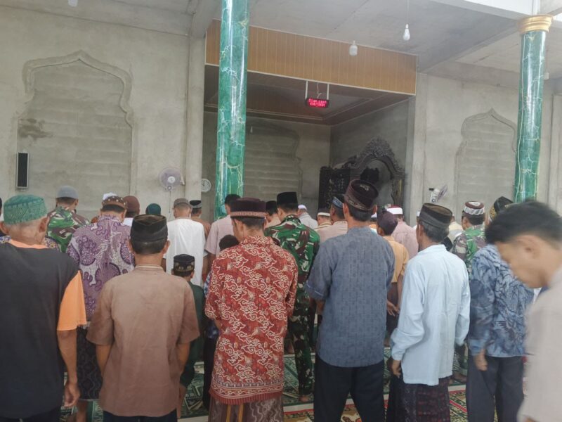 Satgas TMMD Regtas ke-126 Kodim 1208/Sambas Ikuti Salat Berjamaah di Lokasi TMMD