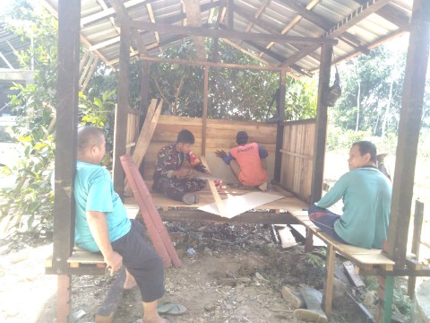 Sinergi Babinsa dan Warga, Aluan Mati Wujudkan Pos Kamling Demi Keamanan Desa