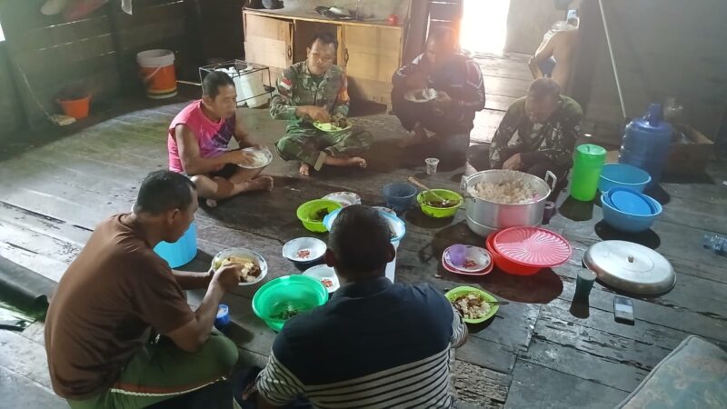 Satgas TMMD Regtas ke-126 Kodim 1208/Sambas, Jalin Keakraban Lewat Makan Siang Bersama Warga